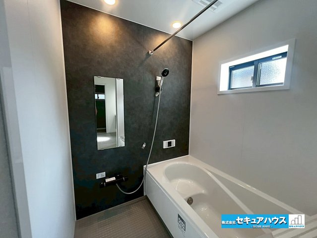 【本日ご案内可能】刈谷市東境町　全1棟の浴室|【浴室】
◆アクセントパネルで落ち着きのある雰囲気を演出します。毎日の疲れを癒やすバスタイムをお楽しみ下さい！
◆窓付きで、カビの繁殖を抑える効果があります。
◆追い炊き機能を備えたオートバスです。　