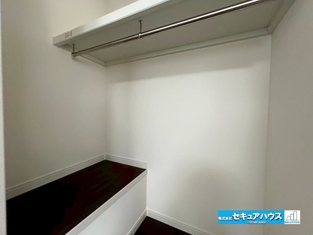 【本日ご案内可能】刈谷市東境町　全1棟の収納|【洋室5.6帖側のクローゼット】
◆階段部分も無駄にしない収納スペース付きの設計です♪
◆洋室5.6帖と5.1帖で分けた場合にもお洋服を各居室ごとに収納できるハンガーパイプや棚付きの設計です。　　　　