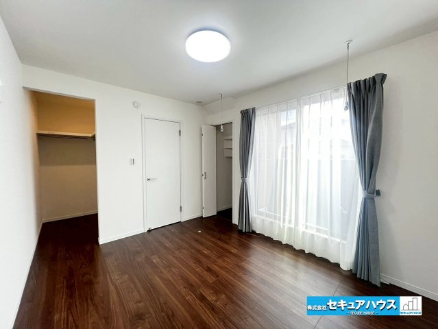 【本日ご案内可能】刈谷市東境町　全1棟の洋室|【洋室6.5帖】
◆家族一人ひとりの大切なプライベート空間。趣味に合わせて使って頂けるようシンプルに仕上げてあります。暮らし心地を大きく左右する収納を、適材適所に配置し使い勝手を考慮しました。　　　　