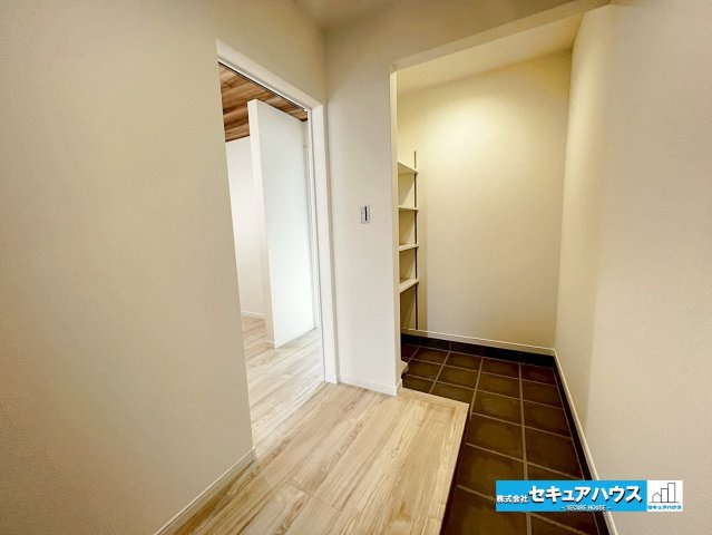 【本日ご案内可能】刈谷市東境町　全1棟の玄関|【玄関】
◆採光・通風にも配慮された設計で毎日明るい空間をキープします♪
◆土間収納スペースには靴はもちろん、ベビーカーやゴルフバッグ等も収納できます。
◆ダブルロックキーで防犯面も安心です。　　　　