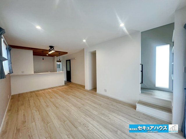 【本日ご案内可能】刈谷市東境町　全1棟の居間・リビング|【LDK17帖】
◆リビング収納付きで掃除機や日用品のストックなどをしまうことができます。
◆リビングイン階段のため家族で顔を合わせる機会ができ、コミュニケーションを取れるのも魅力な設計の１つです。　