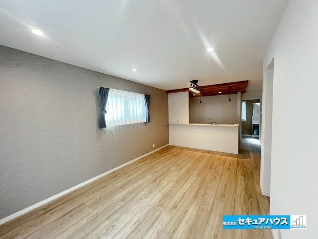 【本日ご案内可能】刈谷市東境町　全1棟の居間・リビング|【LDK17帖】
◆通学から帰宅し、リビングルームで会話を楽しむ子ども達。リビングから臨む景色は太陽色に染まり、解放感溢れゆったりとしたひと時を過ごすことが出来る素敵な空間です。　　　　　　　　　　　