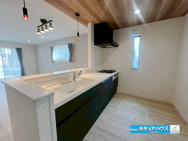 【本日ご案内可能】刈谷市東境町　全1棟のキッチン|【キッチン】
◆対面式キッチンのため、リビングの様子を見ながら料理することが可能です♪
◆折下天井によりお洒落なキッチンスペースになっております。
◆床下収納には飲み物やお米のストックを入れられます。