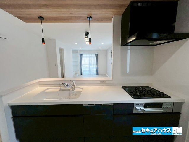 【本日ご案内可能】刈谷市東境町　全1棟のキッチン|【キッチン】
◆同時にたくさんの料理が調理できる3口コンロ。「焼く・蒸す・煮る」の工程を同時進行で進めることができるので、料理を素早く作ることができます。育児でバタバタ忙しいママに嬉しい♪　　　　　　