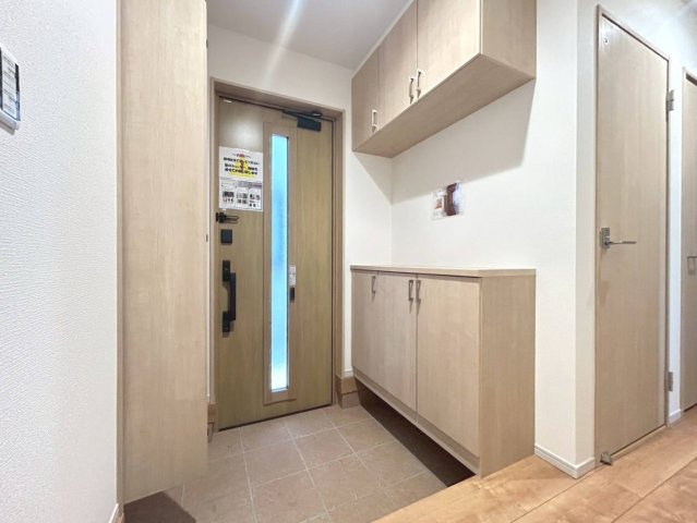 【商談中】新築戸建　江南市宮後町砂場東　全10区画分譲の玄関|玄関ドアの取っ手ハンドル部分にセンサーがついており、カードやシールタイプのキーで開け閉めができます