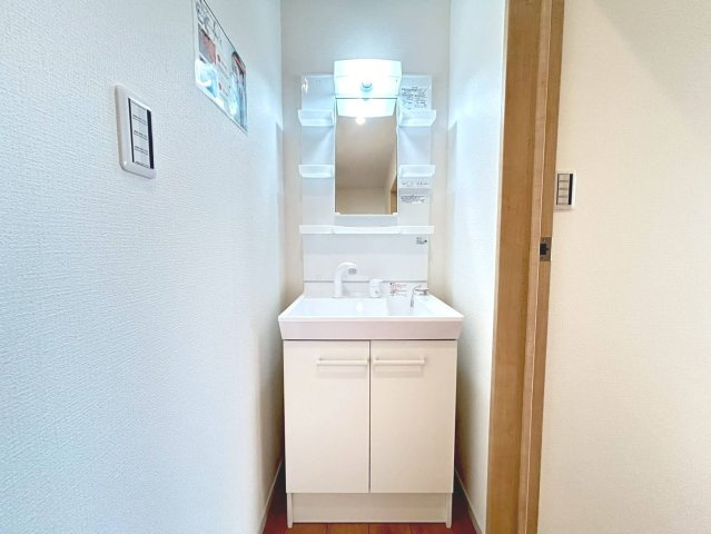 【商談中】新築戸建　江南市宮後町砂場東　全10区画分譲の独立洗面台|分譲では珍しく、2階廊下にも洗面化粧台が付いている物件です。