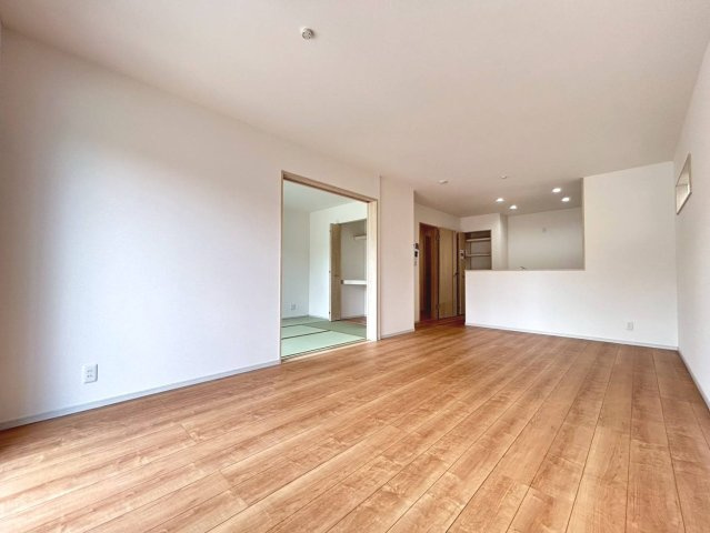 新築戸建　江南市宮後町砂場東　全10区画分譲の居間・リビング|和室続きのリビングです。リビングが広く見えるほか、お子様のお昼寝場所や遊び場としてお使いいただいても大変便利です。