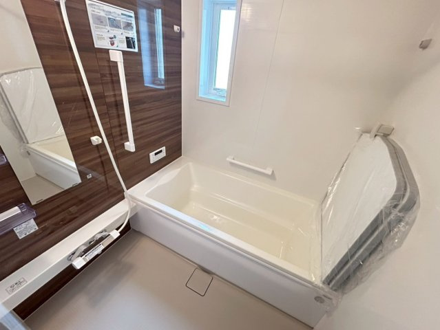 【商談中】新築戸建　江南市宮後町砂場東　全10区画分譲の浴室|１坪タイプの浴室で浴室換気乾燥機付きです。タイル床はカビの発生を抑制します。