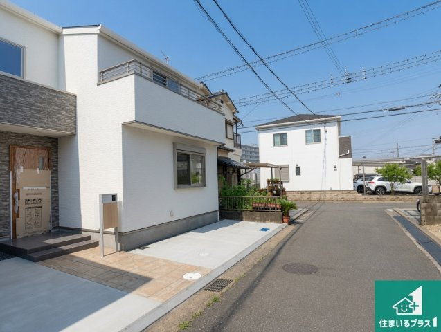 加古川市尾上町安田　新築一戸建ての前面道路含む現地写真|周辺は閑静な住宅街！前面道路広々で車の出し入れも便利です。駐車が苦手な方でも安心して車庫入れできます！