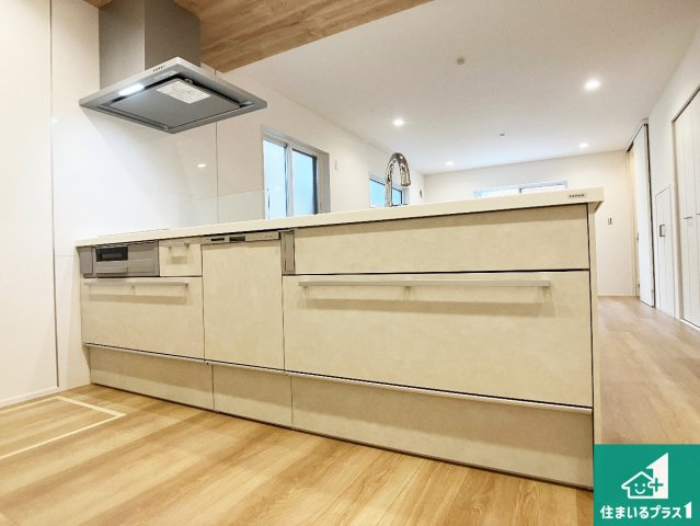 加古川市尾上町安田　新築一戸建てのキッチン|明るいリビングで朝の目覚めもスッキリできそう！対面キッチンでご家族のコミュニケーションも自然と増える設計！小さなお子様が遊ぶスペースを作っても広々とくつろげるLDK！