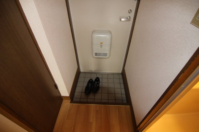 西山ハイツの玄関