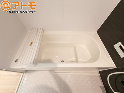 【浴室】 | 島田市中溝第2　新築戸建　全1棟 | お子様やお年寄りが使いやすいだけでなく、半身浴にも便利なベンチタイプの湯舟です。お湯の節約にも！