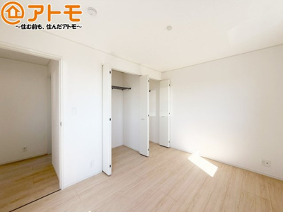 【寝室】 | 島田市中溝第2　新築戸建　全1棟 | 収納スペースもしっかり確保したお部屋は、収納家具の数も減らせるのでお部屋を広く使えます！