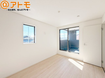 【寝室】 | 島田市中溝第2　新築戸建　全1棟 | バルコニーに面したお部屋なので、布団などの大きなものも楽々干せます♪