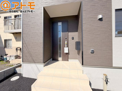 【玄関】 | 島田市中溝第2　新築戸建　全1棟 | 落ち着いた色合いの玄関はダブルロックで防犯性に優れた仕様になっています♪