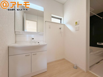 【独立洗面台】 | 島田市中溝第2　新築戸建　全1棟 | シャワータイプの洗面台は、洗濯物の土汚れなどの予洗いもしやすいため、お子様のいるご家庭でも大活躍！