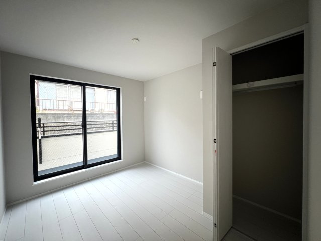 駐車場いらないよって人は超必見！！駅まで歩けてこの価格！！無駄のない４ＬＤＫ！！つまるところ、引く事でのプラスをもたらす家ってコトで、、な、【港南区笹下2丁目新築戸建】の洋室|個人の部屋や寝室として使える洋室です