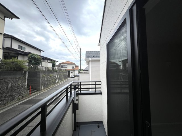 駐車場いらないよって人は超必見！！駅まで歩けてこの価格！！無駄のない４ＬＤＫ！！つまるところ、引く事でのプラスをもたらす家ってコトで、、な、【港南区笹下2丁目新築戸建】のバルコニー|暖かな日差しのふりそそぐバルコニー