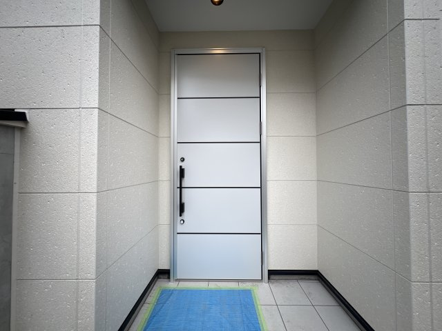 駐車場いらないよって人は超必見！！駅まで歩けてこの価格！！無駄のない４ＬＤＫ！！つまるところ、引く事でのプラスをもたらす家ってコトで、、な、【港南区笹下2丁目新築戸建】の玄関|ゆったりとした玄関です