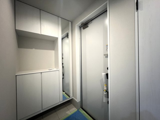 駐車場いらないよって人は超必見！！駅まで歩けてこの価格！！無駄のない４ＬＤＫ！！つまるところ、引く事でのプラスをもたらす家ってコトで、、な、【港南区笹下2丁目新築戸建】の玄関|毎日通る玄関はこちらです