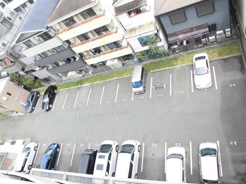 シーズモア の駐車場