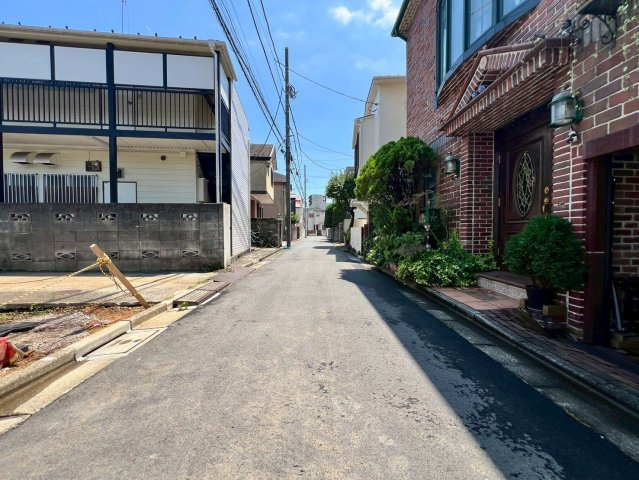 【前面道路含む現地写真】 | 中野区江原町３丁目　建築条件付き売地　A区画 | 落ち着いた住宅街の一角、ゆったり過ごせる住環境です