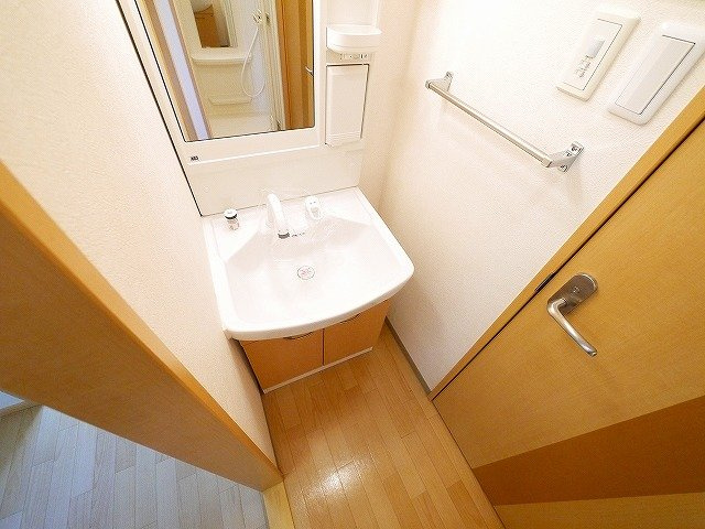 LEGACY学園前の洗面所|大きな鏡で朝のお支度も快適ですね