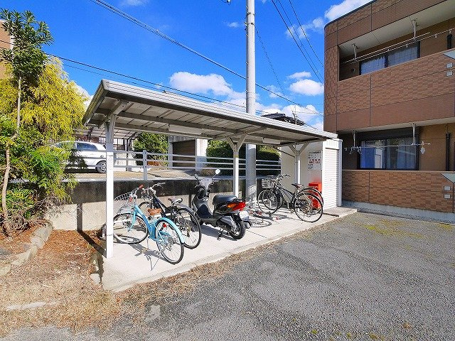 LEGACY学園前のその他共用部分|屋根付きが便利な駐輪場です