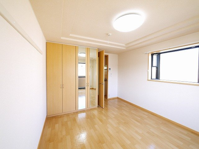 LEGACY学園前の洋室|クローゼット扉の鏡で身だしなみチェックできます