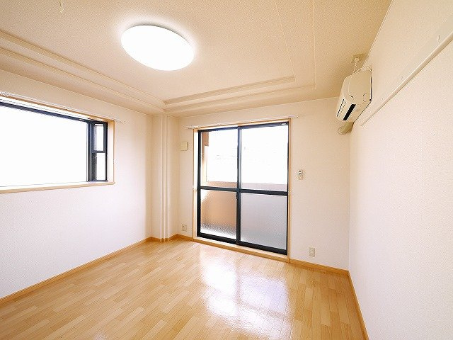 LEGACY学園前の寝室|出窓があると採光もよいですね