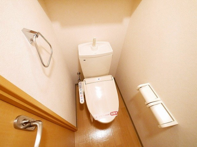 LEGACY学園前のトイレ|上部には収納棚もついていて便利です