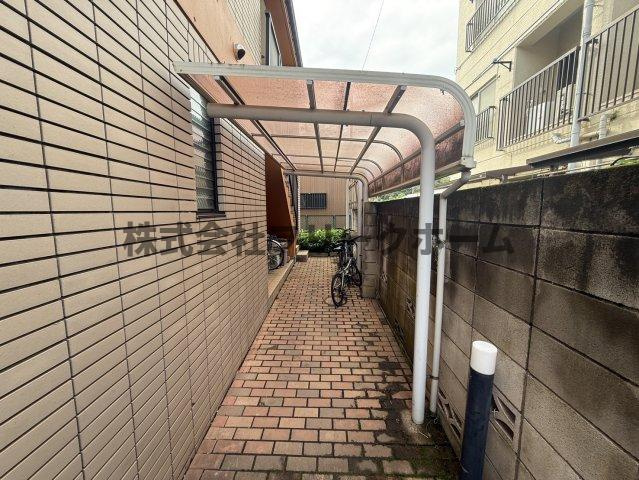武蔵野市八幡町３丁目の賃貸マンションのエントランス
