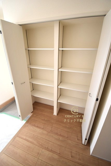リーブルガーデン  笠間市旭町　第13　2の玄関|玄関収納の扉の中は可動棚ですので、用途に合わせた自由な使い方ができます。靴用の防水スプレーや替えの中敷きなども置いておくと、気になった時にすぐ手に取れて便利です。