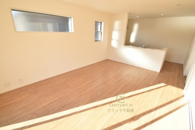リーブルガーデン  笠間市旭町　第13　2の居間・リビング|カーテンやラグの色、質感、選ぶ家具などでお部屋の雰囲気が変わります。お好みのインテリアを楽しみましょう♪白を基調とした内装ですので、あらゆるスタイルが馴染みます。