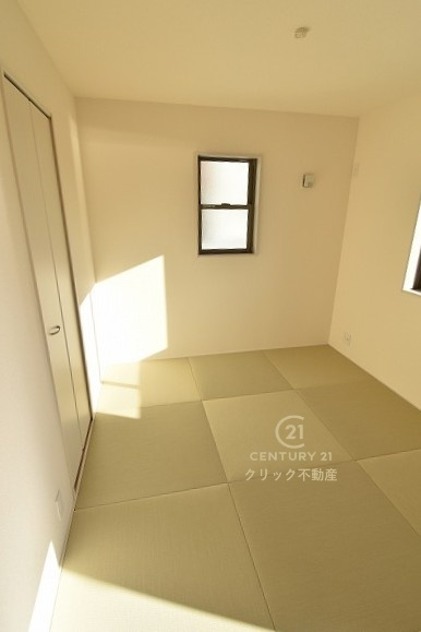 リーブルガーデン  笠間市旭町　第13　2の和室|ペタンと座ったり寝転んだりできる和室はキッズルームにもピッタリ！お子様の遊ぶ様子やお昼寝をリビングから見守れます。寒い季節のこたつコーナーにも◎
