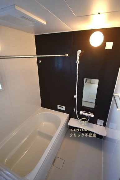 リーブルガーデン  笠間市旭町　第13　2の浴室|浴槽への出入りが安全な低床タイプのユニットバスです。洗い場は滑りにくい速乾床ですので、お子様やご高齢の方にも安心です。自動お湯張りに追焚機能付きのオートバスです。