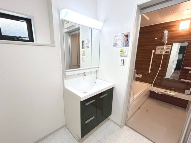 新築戸建　江南市宮後町砂場東　全10区画分譲の独立洗面台|三面鏡付シャンプードレッサー洗面化粧台です。三面鏡の裏側に収納スペースがあります。