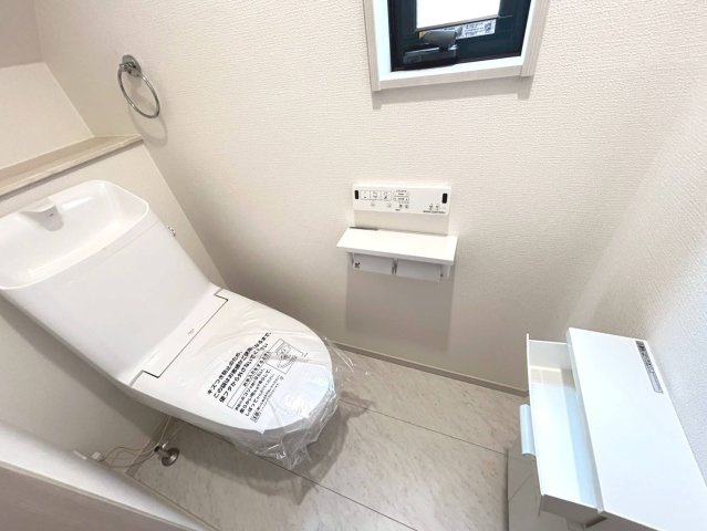新築戸建　江南市宮後町砂場東　全10区画分譲のトイレ|トイレはシンプルな造りで、衛生的な空間を演出しています。