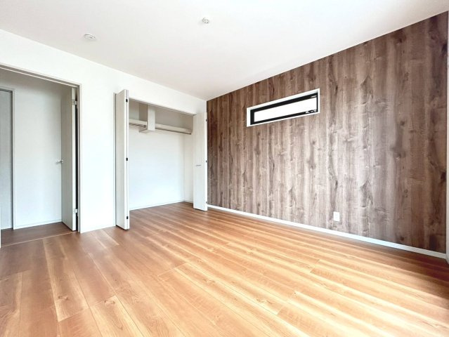 新築戸建　江南市宮後町砂場東　全10区画分譲の寝室|全居室に収納を完備！主寝室には大型クローゼットをご用意。窓は省エネ効果のあるペアガラスを採用。