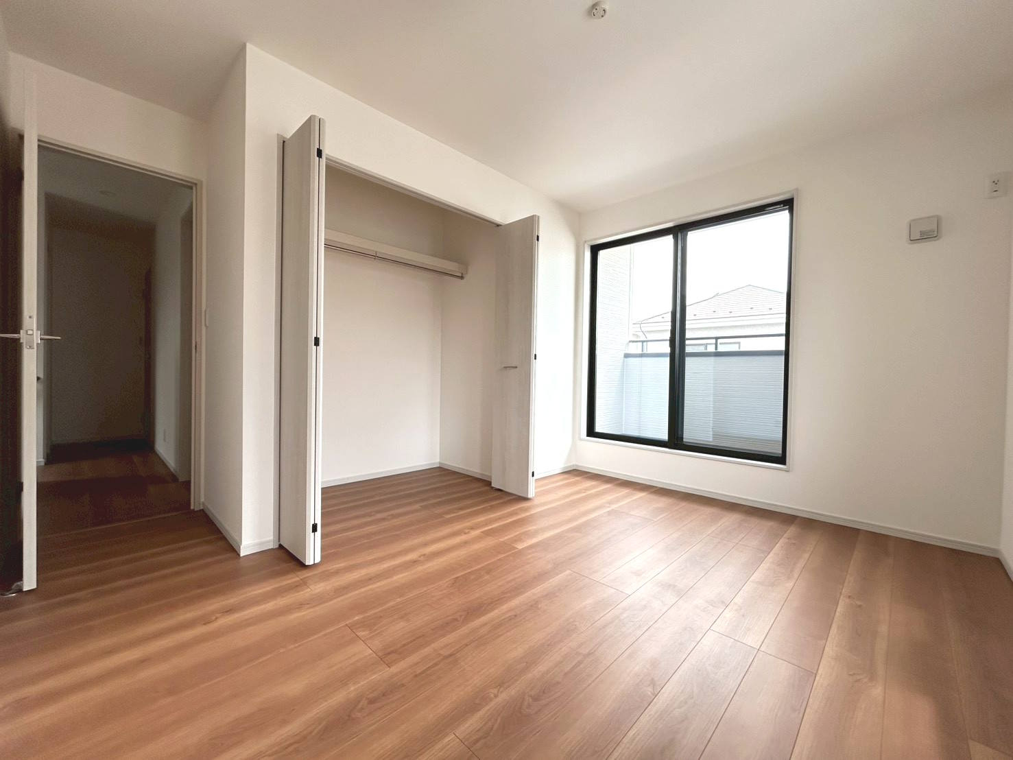 新築戸建　江南市宮後町砂場東　全10区画分譲の洋室|全居室収納完備！２４時間換気システムで花粉や粉塵を98パーセント以上カットした空気を取込みます