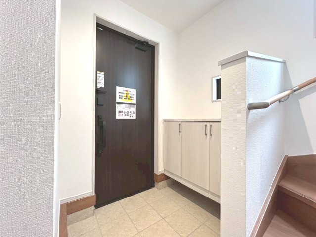 新築戸建　江南市宮後町砂場東　全10区画分譲の玄関|天井まで高さがあるタップリ収納力のシューズクロークは、可動棚で調整可！ロングブーツ等も収まります。