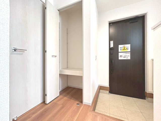 新築戸建　江南市宮後町砂場東　全10区画分譲の玄関|可動棚付きの玄関収納がございます。