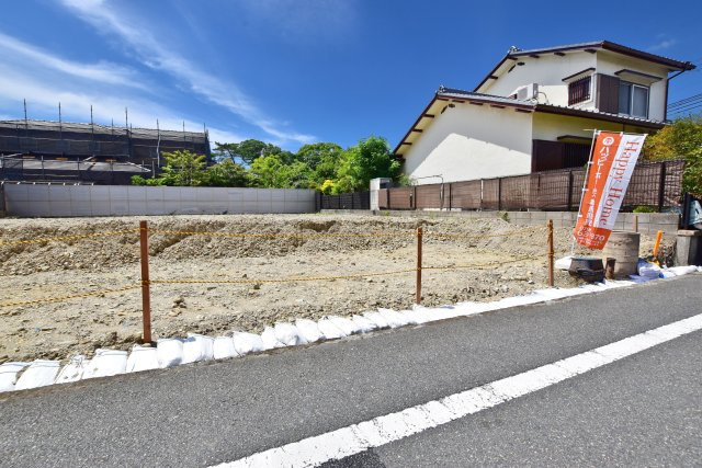 伊丹市緑ケ丘３丁目建築条件無し売土地の前面道路含む現地写真|前面道路は北側5.1m公道です。