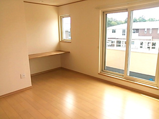 【洋室】 | 陽当り燦々、近隣ショッピング施設多数の立地／学園の森戸建 | 広々とした洋室です