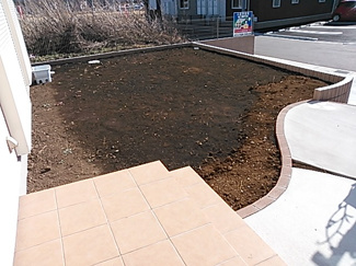 【その他】 | 陽当り燦々、近隣ショッピング施設多数の立地／学園の森戸建 | 庭と玄関アプローチです