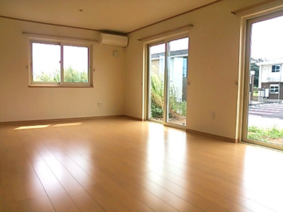 【居間・リビング】 | 陽当り燦々、近隣ショッピング施設多数の立地／学園の森戸建 | ゆったりとした居間です