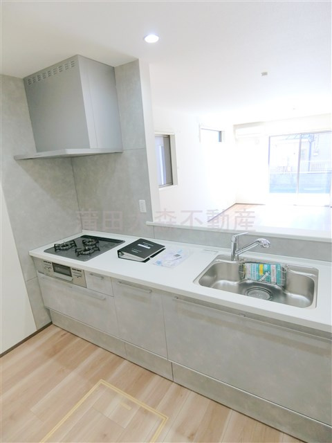 羽田2丁目戸建1号棟のキッチン|3口ガスグリル付システムキッチンカウンターキッチン