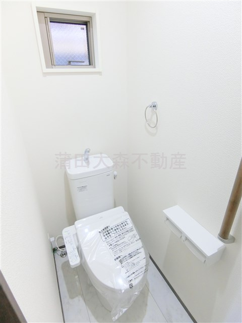 羽田2丁目戸建1号棟のトイレ|1階のトイレ　窓と温水洗浄便座付