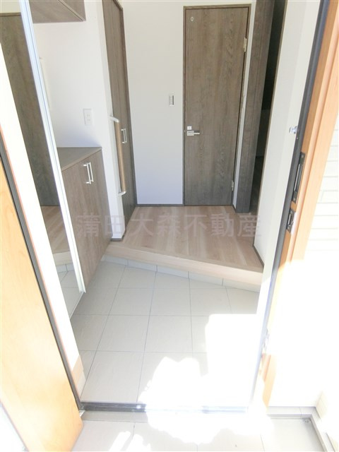 羽田2丁目戸建1号棟の玄関|姿見付きのシューズBOXがうれしい玄関