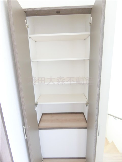羽田2丁目戸建1号棟の収納|2階階段踊り場の棚収納